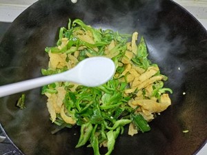 家常菜辣椒炒炸猪皮