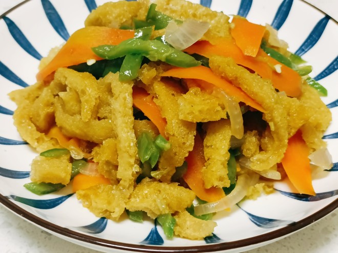 家常菜胡萝卜炒炸猪皮