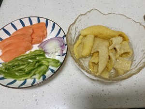 家常菜胡萝卜炒炸猪皮