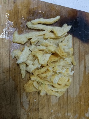 家常菜胡萝卜炒炸猪皮