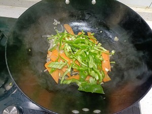 家常菜胡萝卜炒炸猪皮