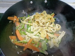 家常菜胡萝卜炒炸猪皮