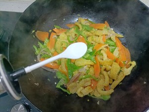 家常菜胡萝卜炒炸猪皮