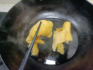 家常凉拌菜炸猪皮拌洋葱