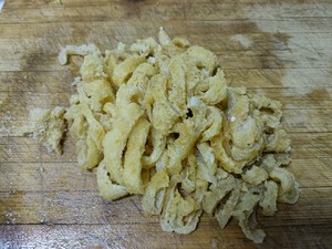 家常凉拌菜炸猪皮拌洋葱