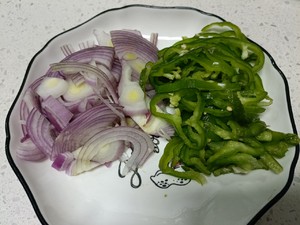 家常凉拌菜炸猪皮拌洋葱
