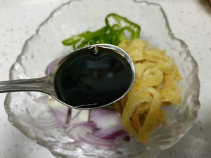 家常凉拌菜炸猪皮拌洋葱