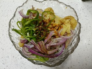 家常凉拌菜炸猪皮拌洋葱