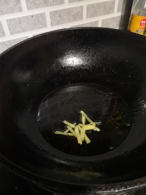 洋葱炒猪皮