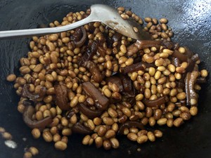 黄豆焖猪皮