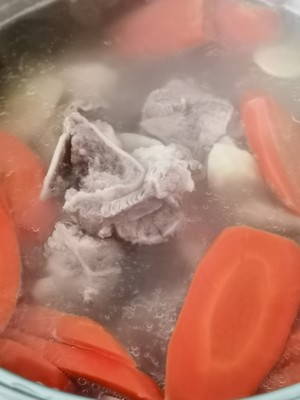 竹芋红萝卜猪骨汤