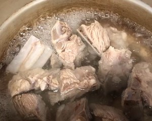 减缓记忆力衰退，改善贫血，健脾胃的猪骨黄豆煲