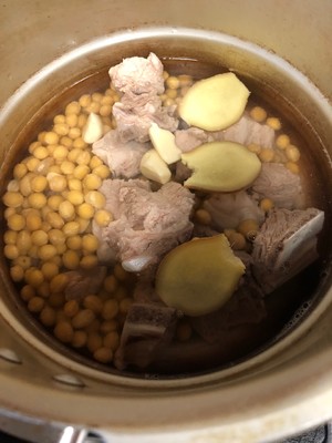 减缓记忆力衰退，改善贫血，健脾胃的猪骨黄豆煲