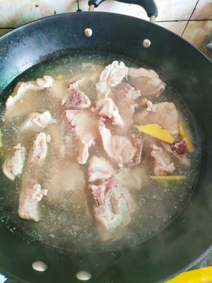 土豆卤猪骨头