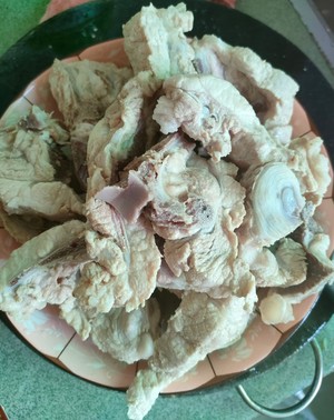 土豆卤猪骨头