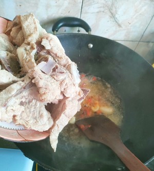 土豆卤猪骨头