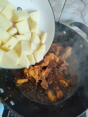 土豆卤猪骨头