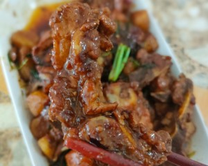 土豆卤猪骨头
