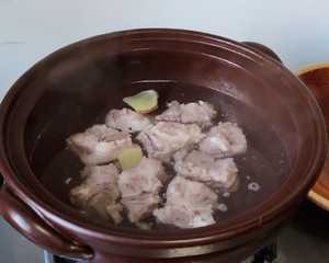 白萝卜猪骨汤