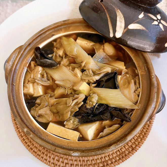 牡蛎锅·连汤汁都鲜美（ref.《神田裕行的四季料理》）