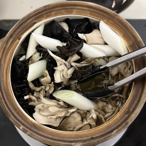 牡蛎锅·连汤汁都鲜美（ref.《神田裕行的四季料理》）