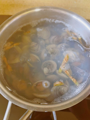 晚餐：蛤蜊丝瓜汤、青椒土豆丝、豆干蒸咸肉