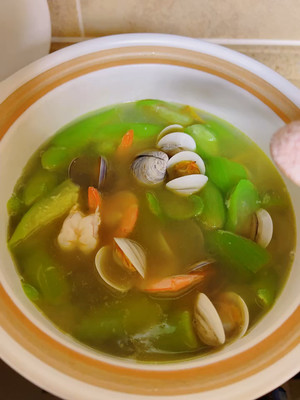 晚餐：蛤蜊丝瓜汤、青椒土豆丝、豆干蒸咸肉