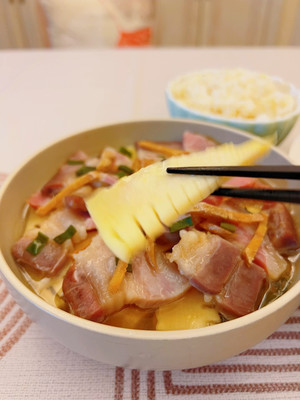 晚餐：蛤蜊丝瓜汤、青椒土豆丝、豆干蒸咸肉