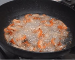 完爆各大餐馆的油爆小河虾