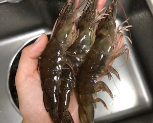 全身都裹满太阳的虾干