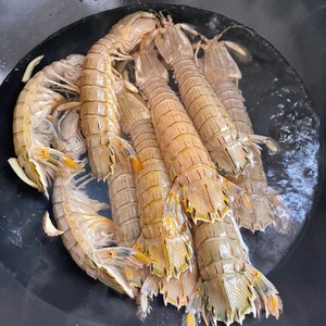 最简单的做法也是最大限度保持原味的做法之白灼皮皮虾，