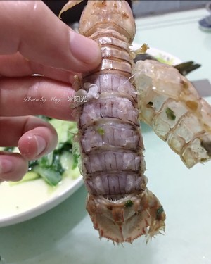 无油炸版的椒盐皮皮虾和巧拨虾壳的方法