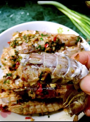 无油炸版的椒盐皮皮虾和巧拨虾壳的方法