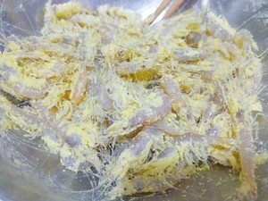 只需一个窍门、即可做出香酥可口脆的鲜炸小河虾、简单快捷、小朋友超爱