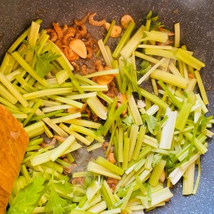 超鲜的海米炒香芹