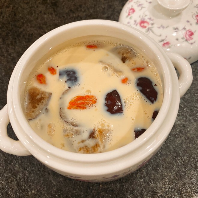 鲜奶炖鱼胶