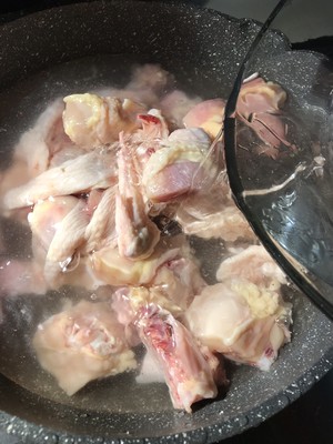 金汤花胶炖鸡煲