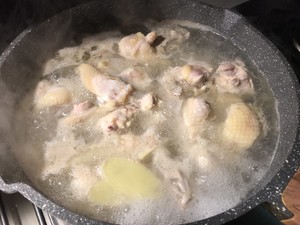 金汤花胶炖鸡煲