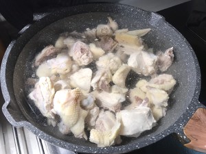 金汤花胶炖鸡煲