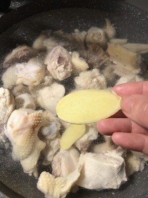 金汤花胶炖鸡煲