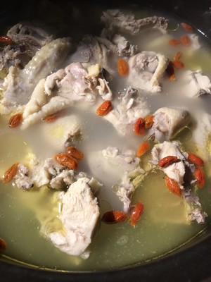 金汤花胶炖鸡煲