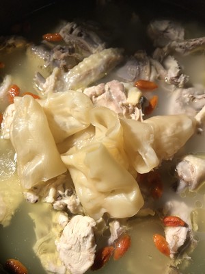 金汤花胶炖鸡煲