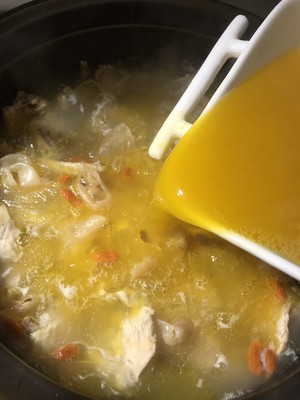 金汤花胶炖鸡煲