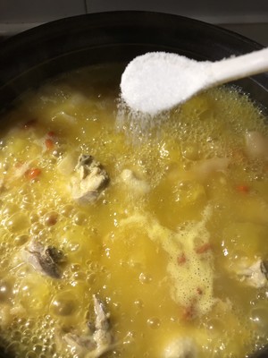 金汤花胶炖鸡煲