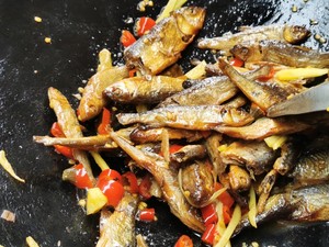 爆下饭的 酸香辣小鱼干