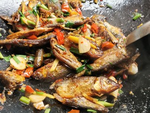 爆下饭的 酸香辣小鱼干