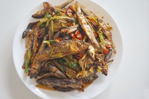 爆下饭的 酸香辣小鱼干