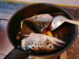 酱焖三文鱼头（拌饭绝配）