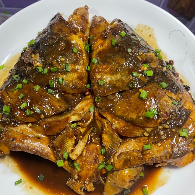 ?一点腥味都没有的家庭版红烧鱼头，下酒简直太棒了