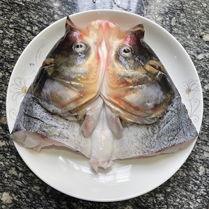 ?一点腥味都没有的家庭版红烧鱼头，下酒简直太棒了